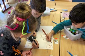 Via het verhaal 'Een huis voor Harry' (Timmers, 2017) zoeken kinderen samen naar oplossingen voor een verdwaalde kat. 